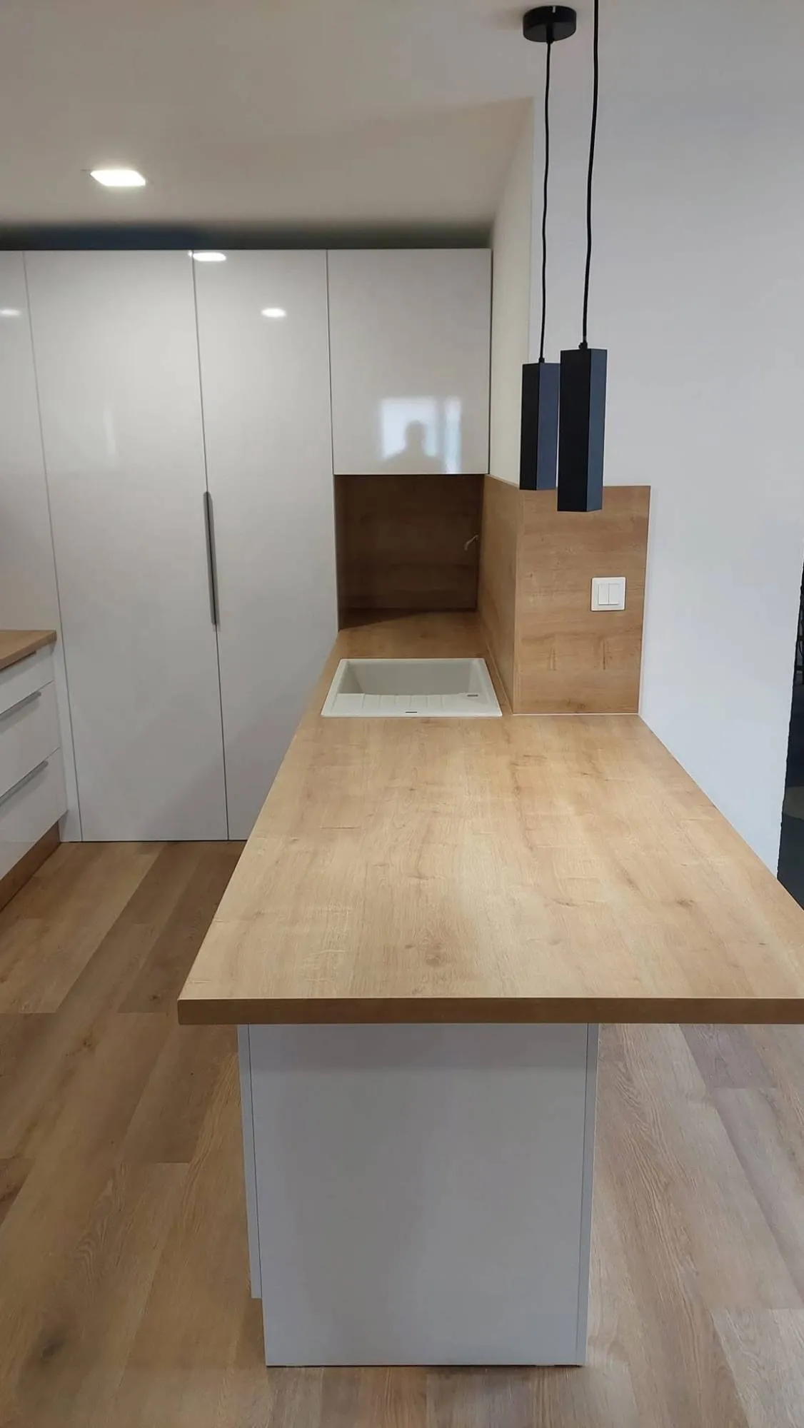 Biela lesklá kuchyňa s barovým pultom – fotka 6