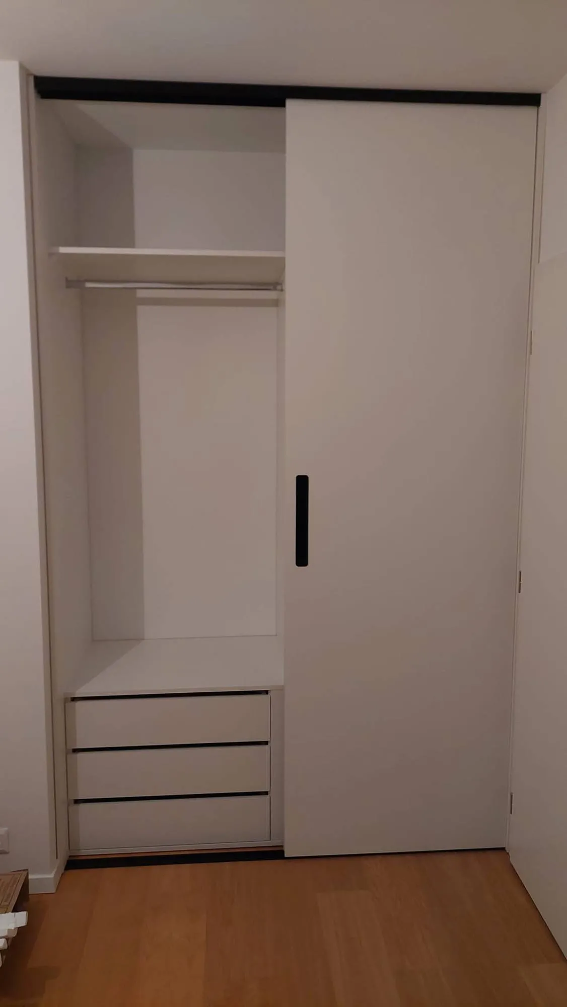 Vstavaná skriňa s posuvnými dverami